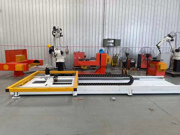 自动焊接生产线的优势特点 今年会官网智能的自动焊接生产线展示